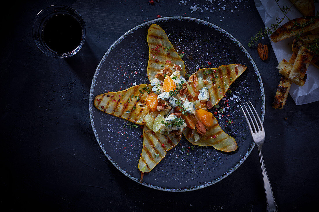 Grilled pears with Roquefort cheese