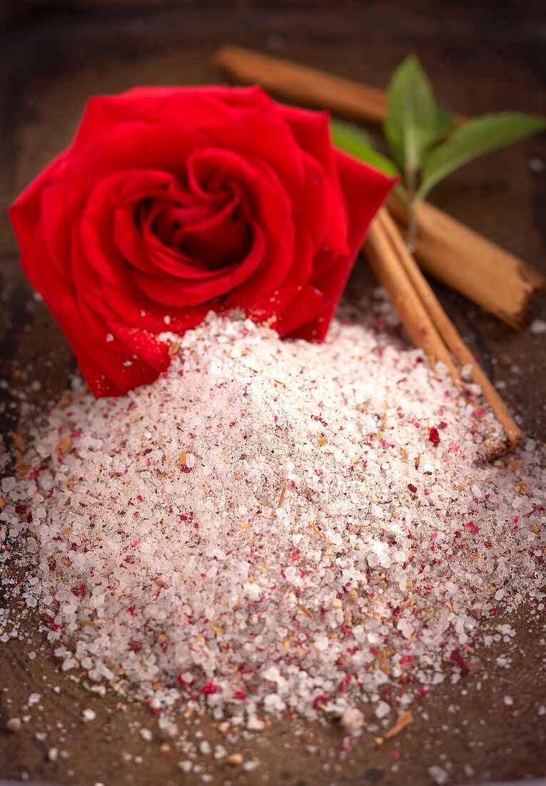 Selbstgemachtes orientalisches Rosen-Zimt-Salz mit frischen Rosenblüten und Minze