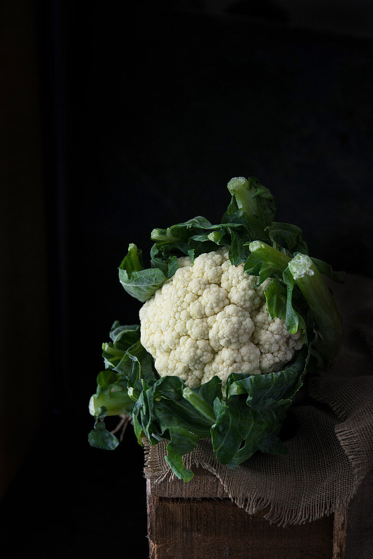 Blumenkohl auf Leinentuch