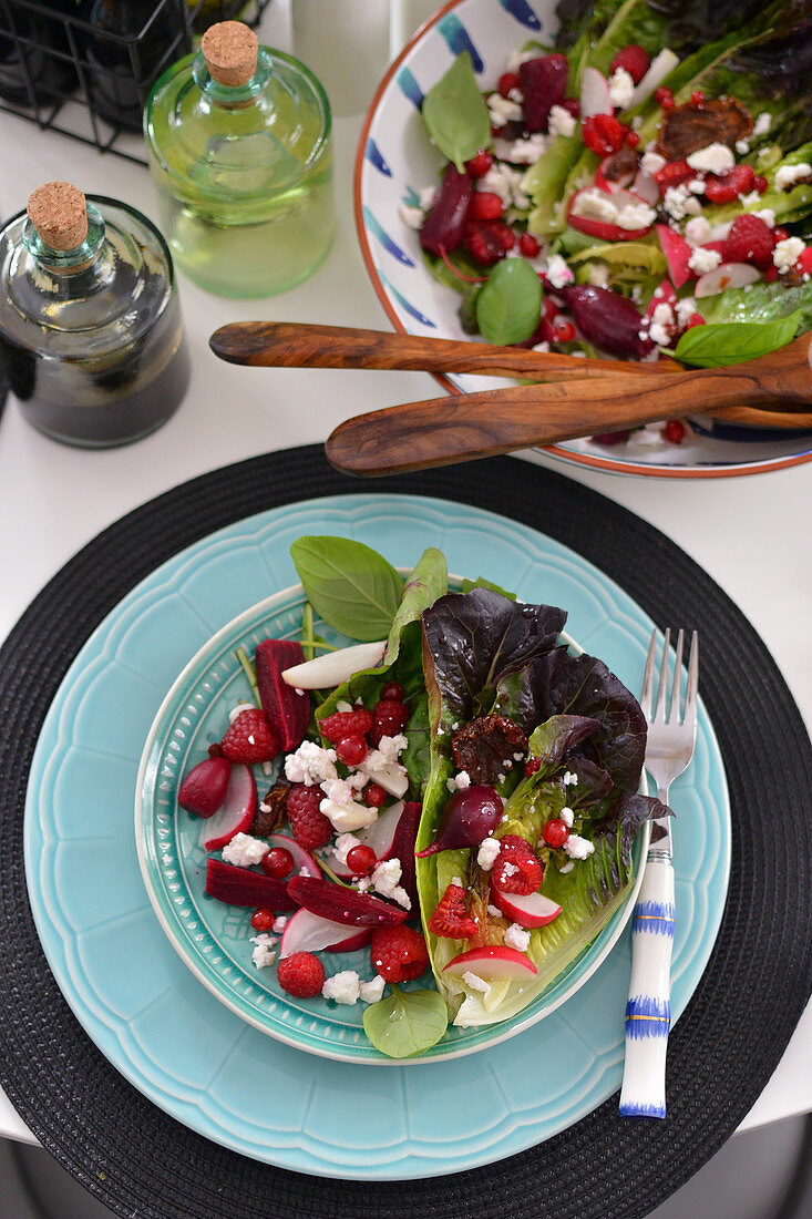 Blattsalat mit Rote Bete, Radieschen und Himbeeren