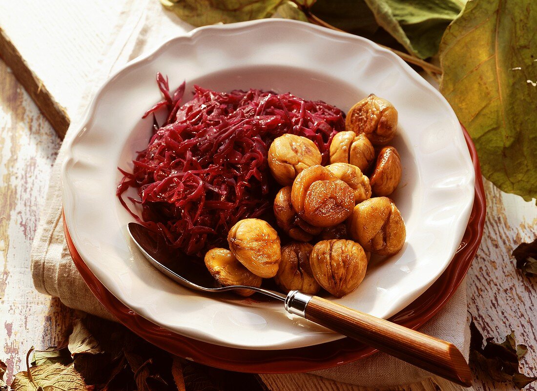 Rotkohl mit gebratenen, geschälten Maroni (Esskastanien)