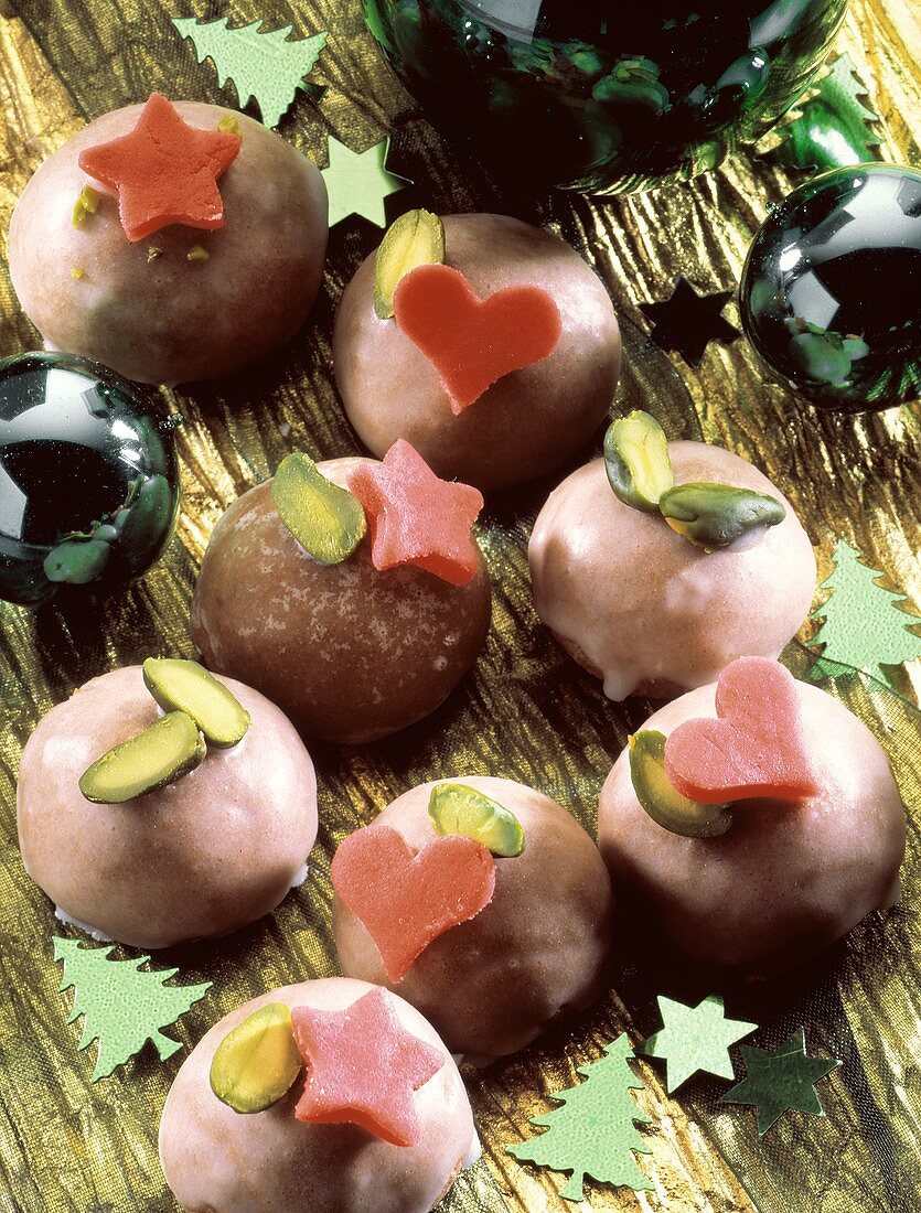 Kleine Lebkuchen mit rosa Zuckergußherzen & Pistazien