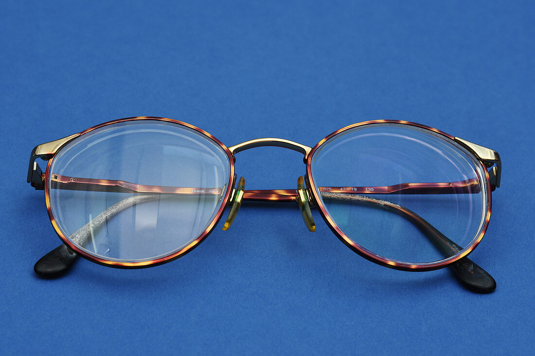 Glasses with reflective and non-reflective lenses
