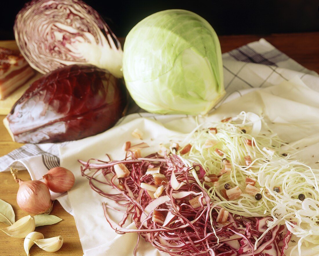 Zutaten für Krautstrudel: Weiß-,Rotkohl,Speck,Zwiebeln u.a.