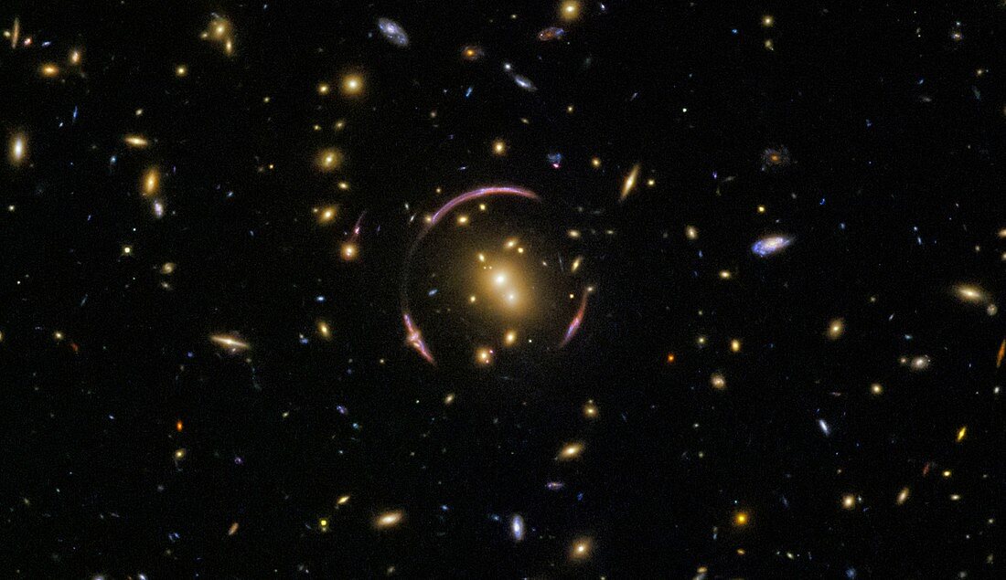 Galaxy cluster and Einstein ring, HST image