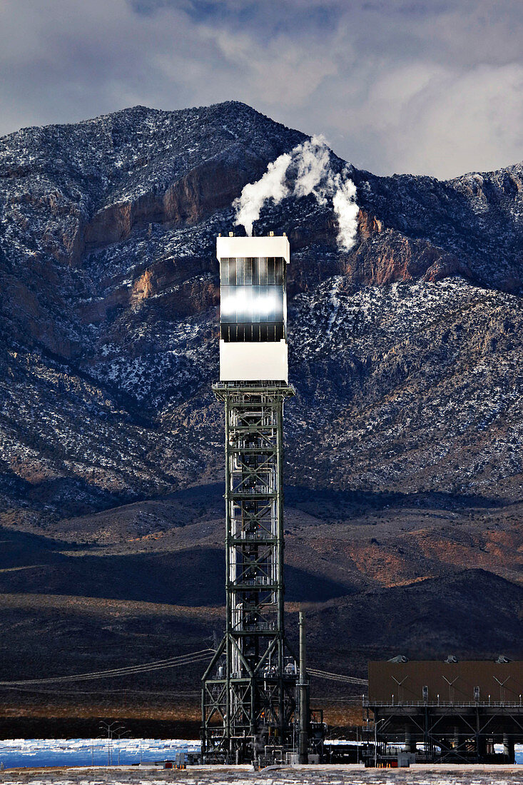 Solar power generation tower, Ivanpah solar plant, USA