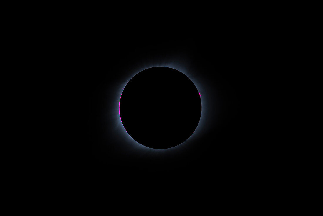 Total solar eclipse, solar prominences