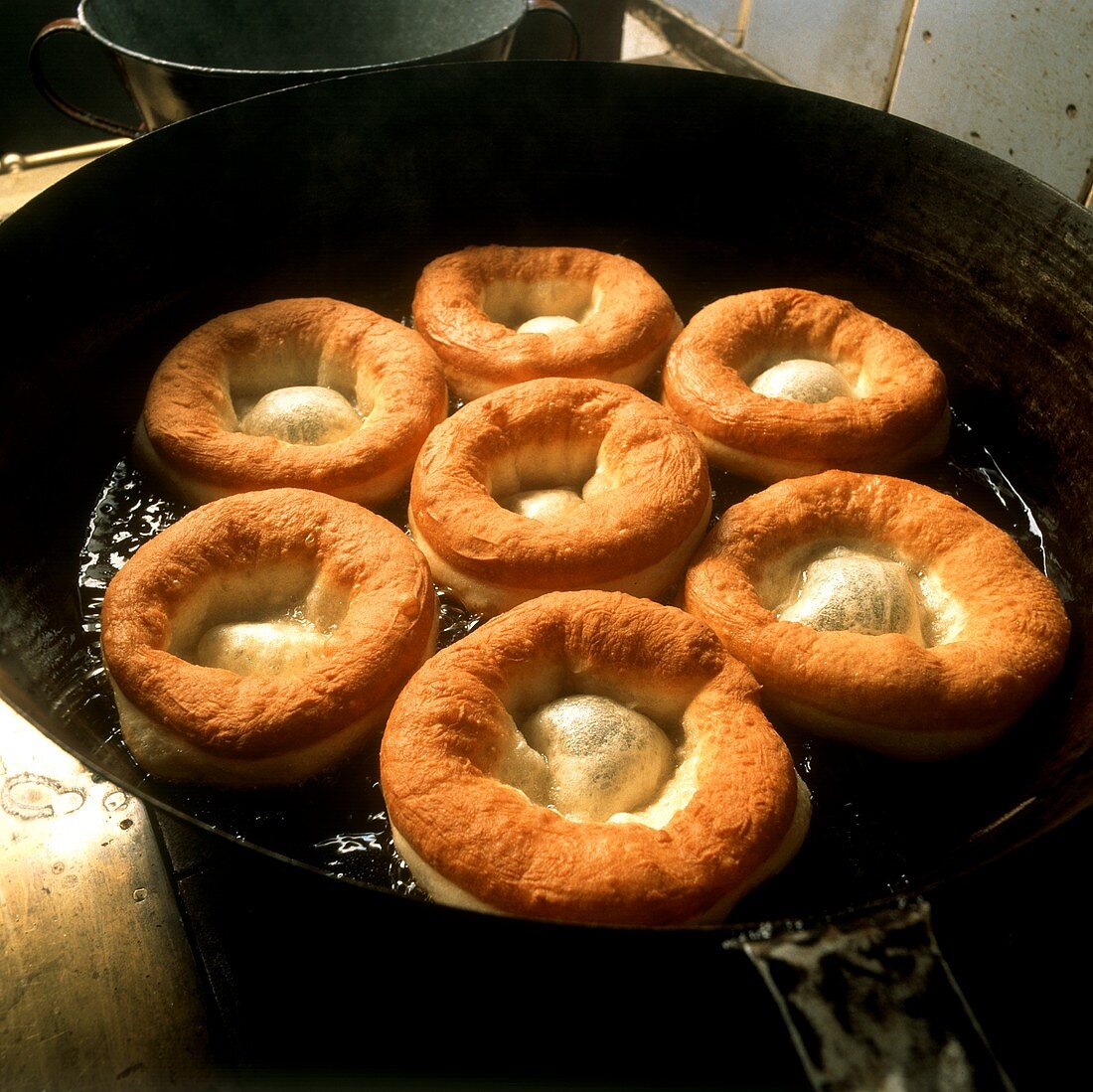 Kirchweihnudeln (Auszogne) werden in Pfanne gebacken
