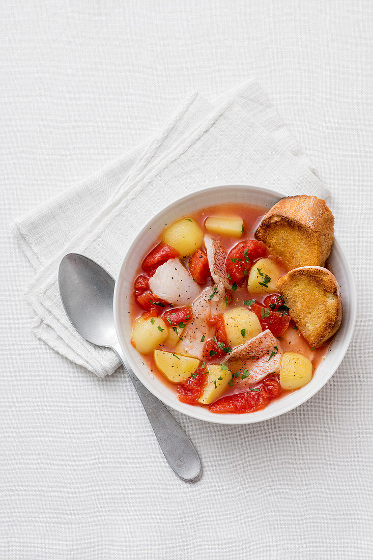 Fischsuppe mit Kartoffeln und Tomaten