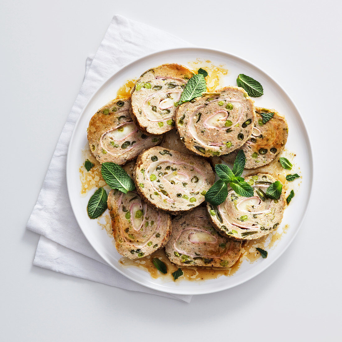 Hähnchen-Hackbraten mit grünen Bohnen, Pfefferminze, Erbsen und Provola