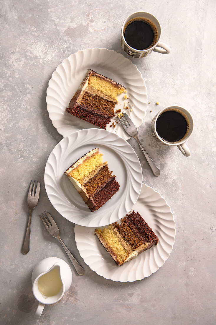 Geschichteter Biskuitkuchen mit Schokolade, Kaffee und Vanille