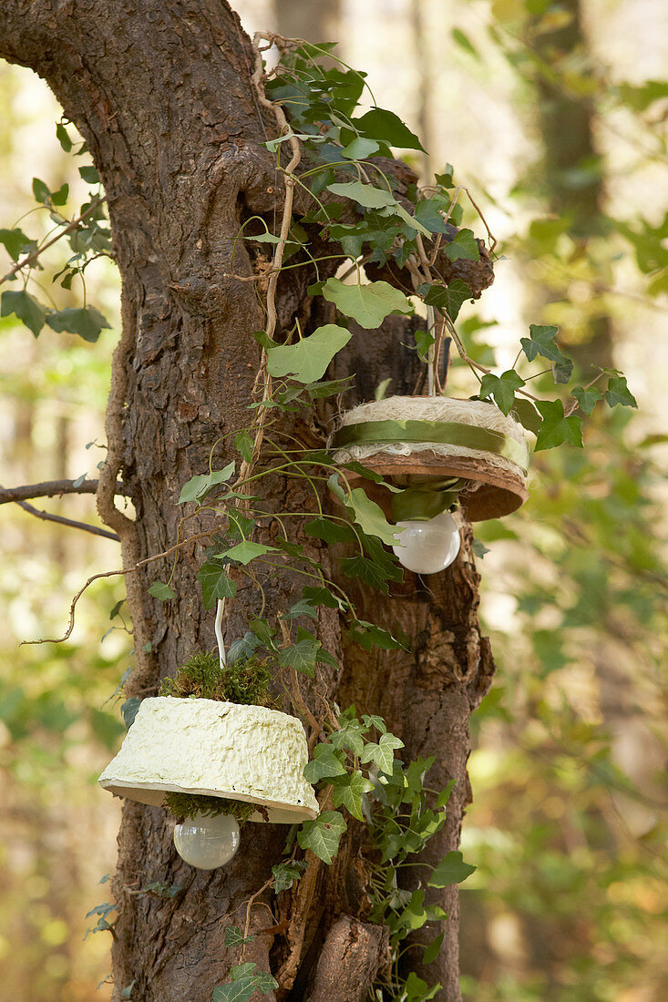 Selbstgebastelte Lampenschirme aus Papp-Pflanzenschalen als Herbstdeko