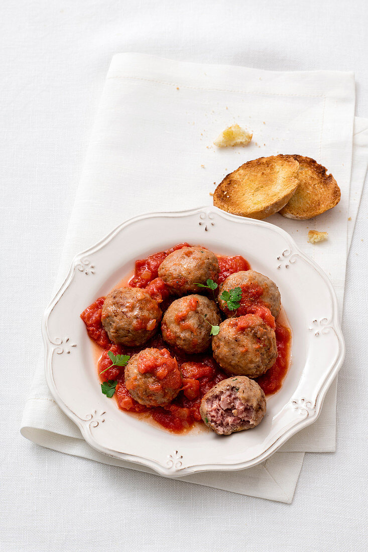 Rindfleischbällchen in Tomatensauce