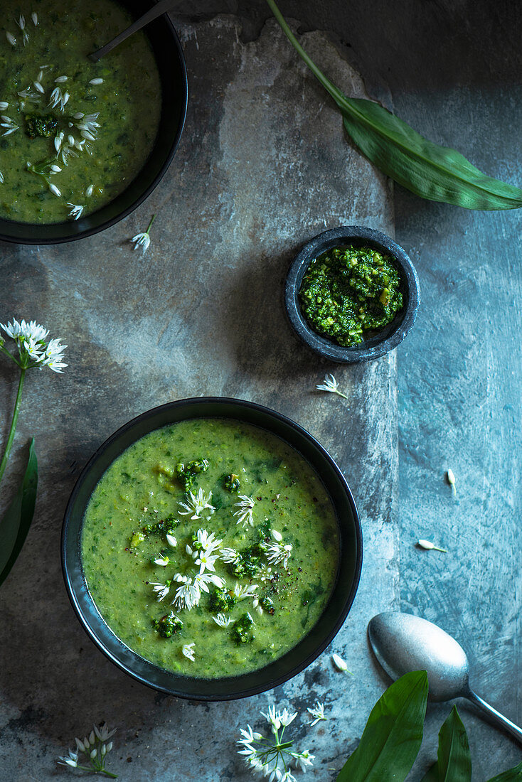 Wild garlic, pea and spinach soup with wild garlic pesto