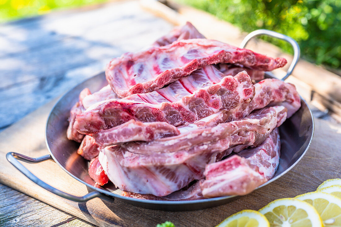 Rohe Spareribs auf Gartentisch