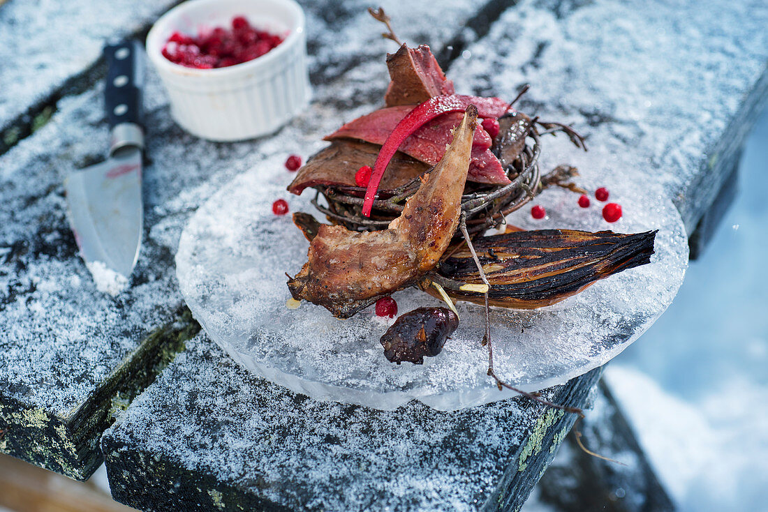 Wintergrillen: Gegrillte Wachtel angerichtet auf Eisplatte (Norwegen)