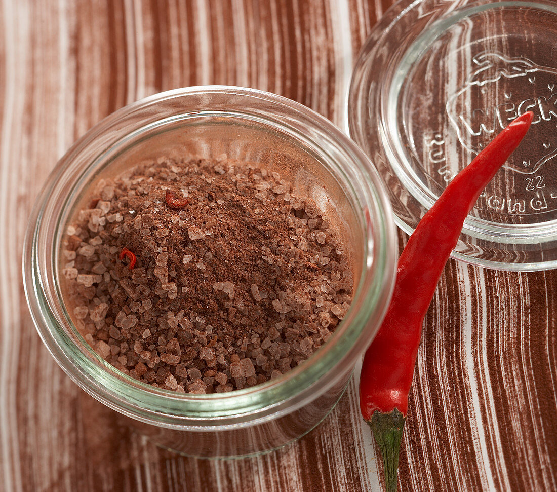 Selbstgemachte Salzmischung mit Chili und Schokolade im Weckglas