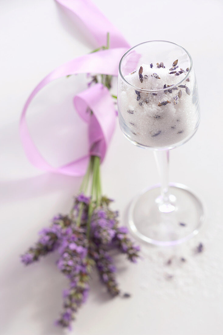 Selbstgemachter Lavendel-Zucker mit frischen Blüten