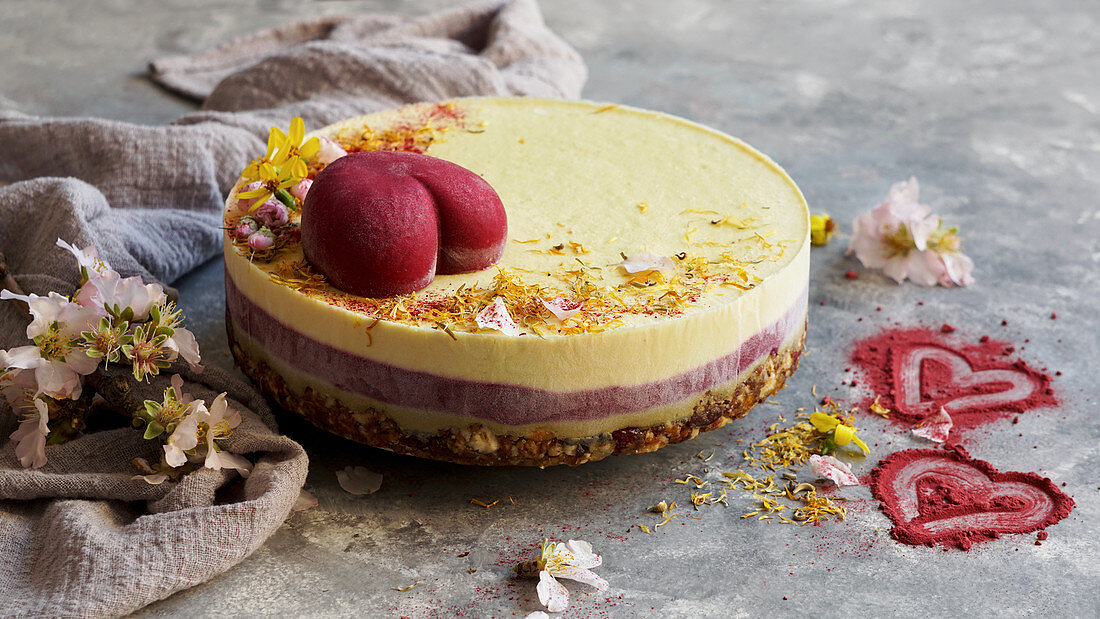 Festlicher veganer Kuchen mit Herzdeko