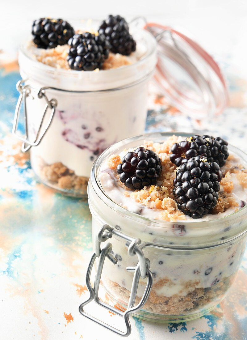 No Bake Cheesecake im Glas mit Brombeeren