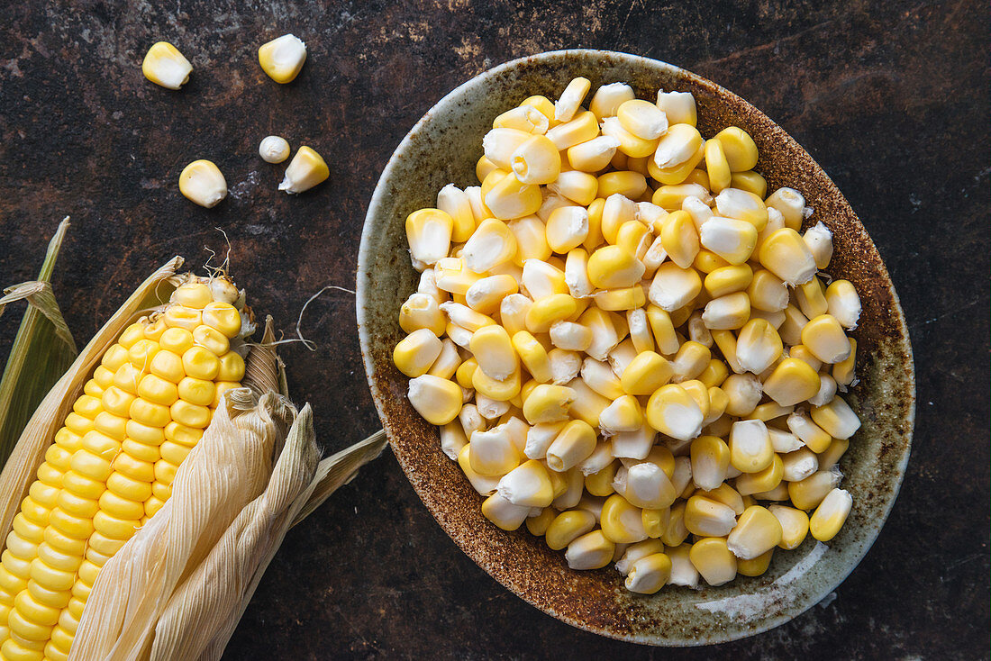 Corn on the cob and corn kernels