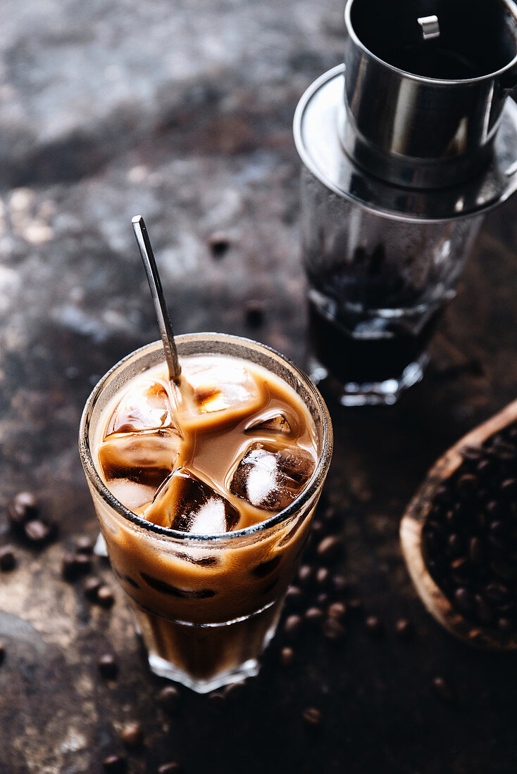 Eiskaffee im Glas mit Löffel