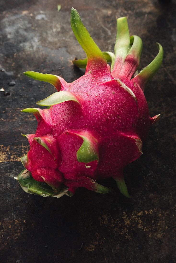 Ganze Pitahaya mit Wassertropfen