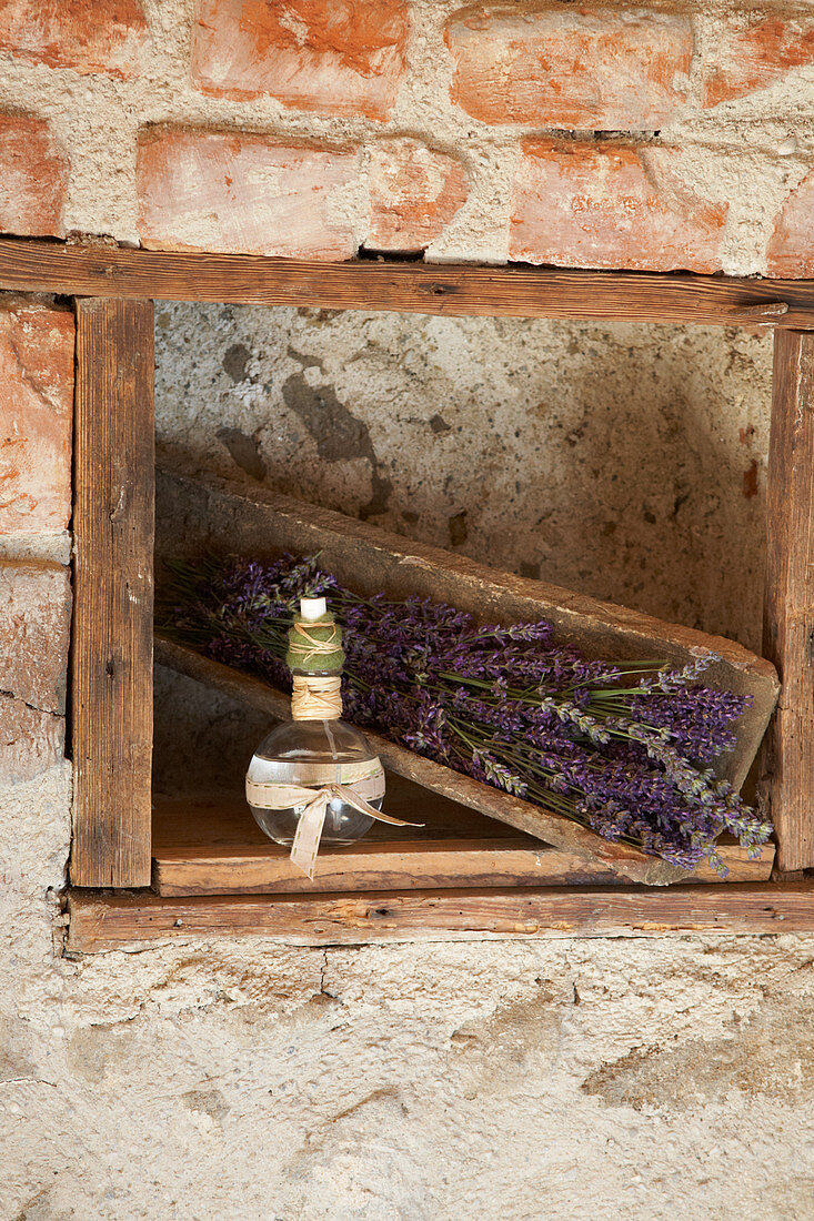 DIY-Lavendel-Raumspray in Rustikaler Umgebung