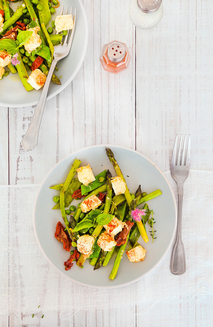 Spargelsalat mit Erbsen, grünen Bohnen, Thymian, Schnittlauch, getrockneten Tomaten und Paprika-Feta