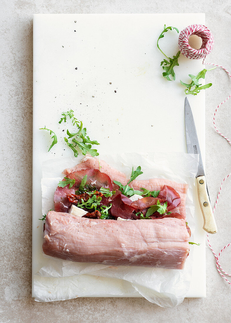 Kalbsrollbraten mit Bresaola, getrockneten Tomaten und Brie zubereiten