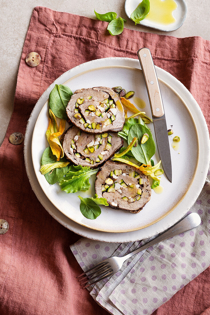 Kalbsrollbraten mit Zucchini, Feta und Pistazien