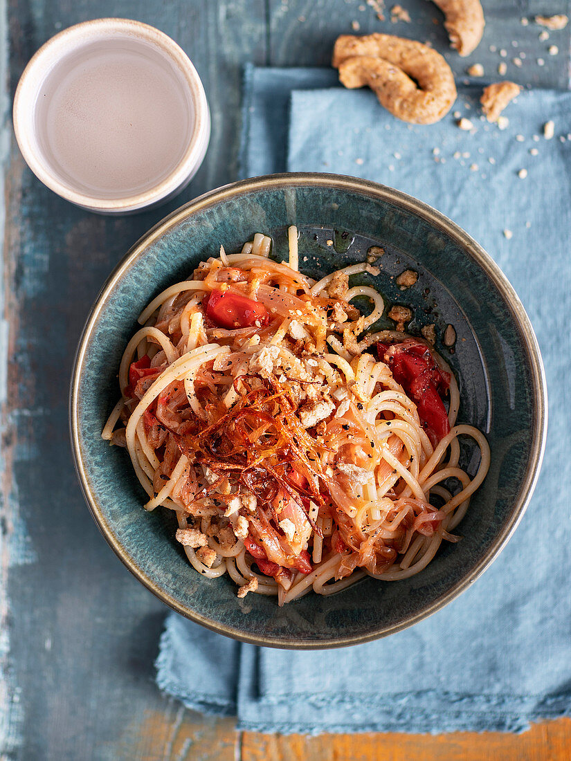 Spaghettoni mit Schalottensauce und Taralli-Bröseln
