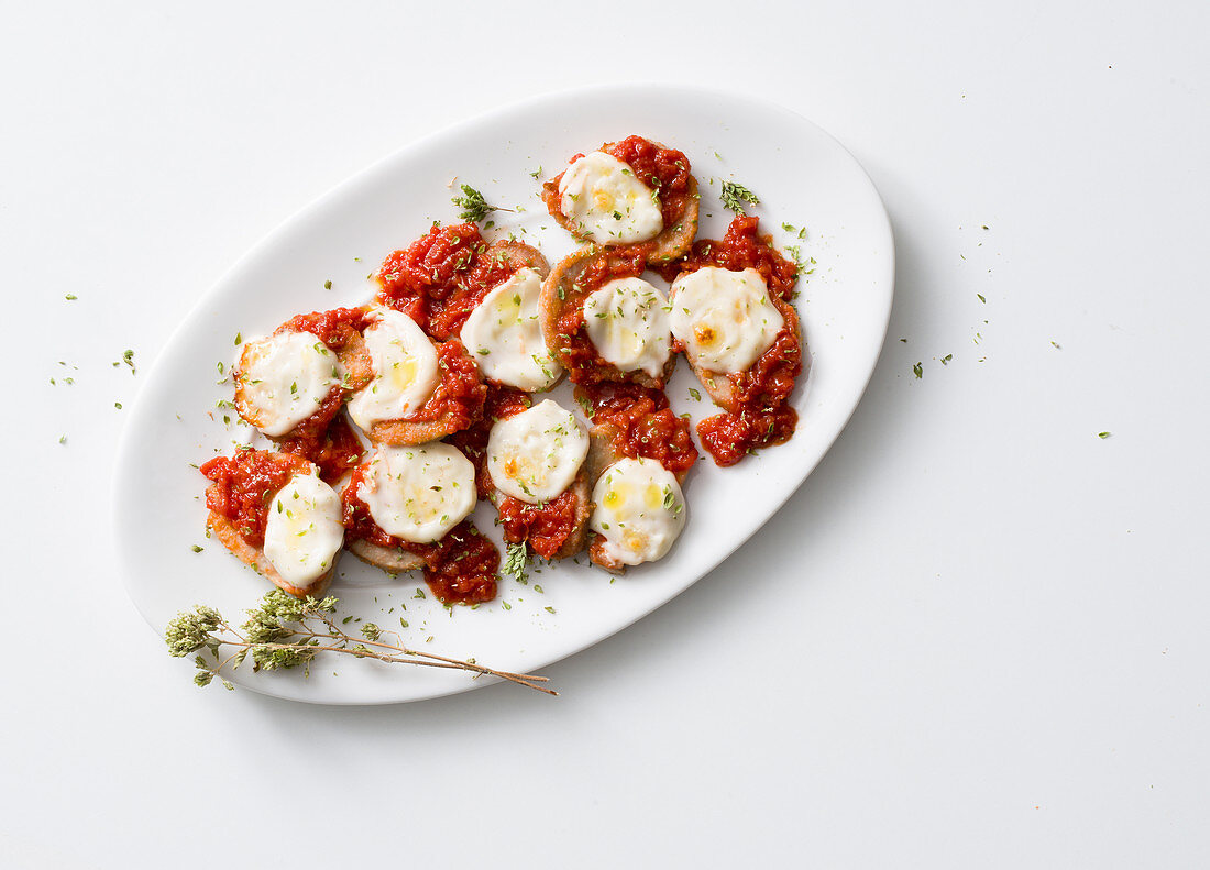 Überbackene Schweinemedaillons mit Tomaten, Mozzarella und Oregano