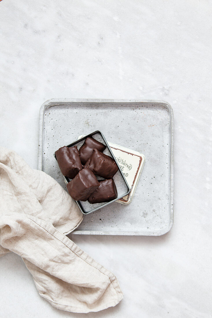 Schokoladenpralinen mit Nüssen und Datteln in Geschenkbox