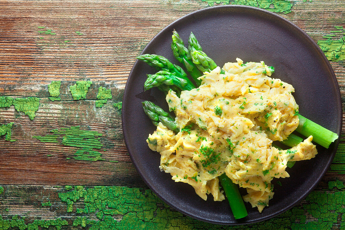Green asparagus with scrambled egg