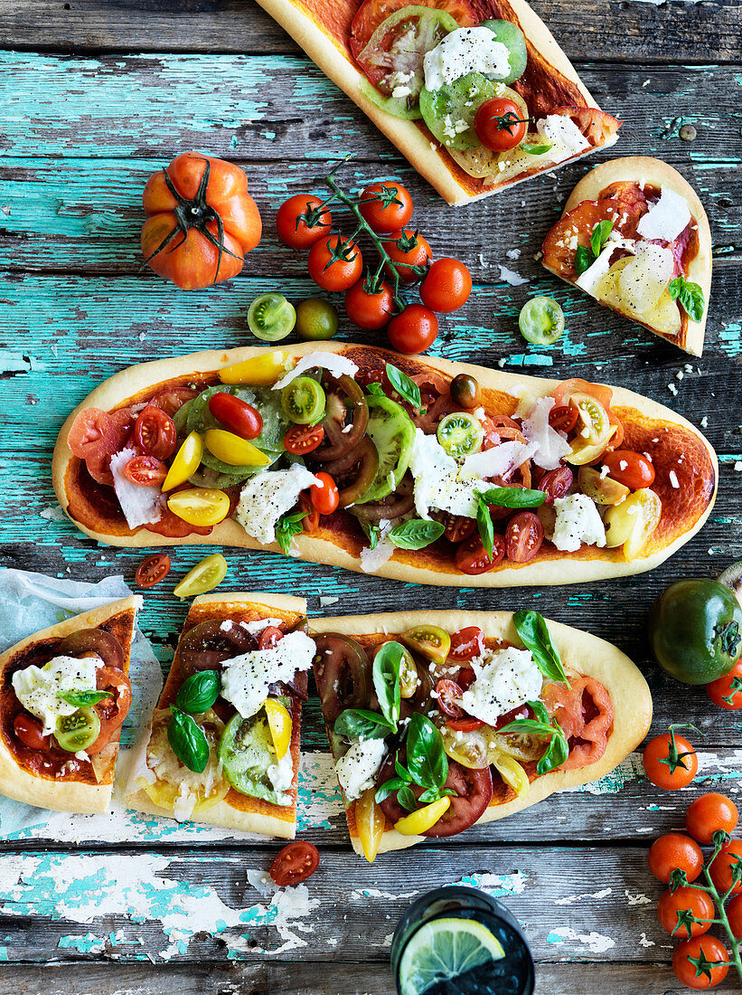 Pizzette mit Tomaten, Käse und Basilikum