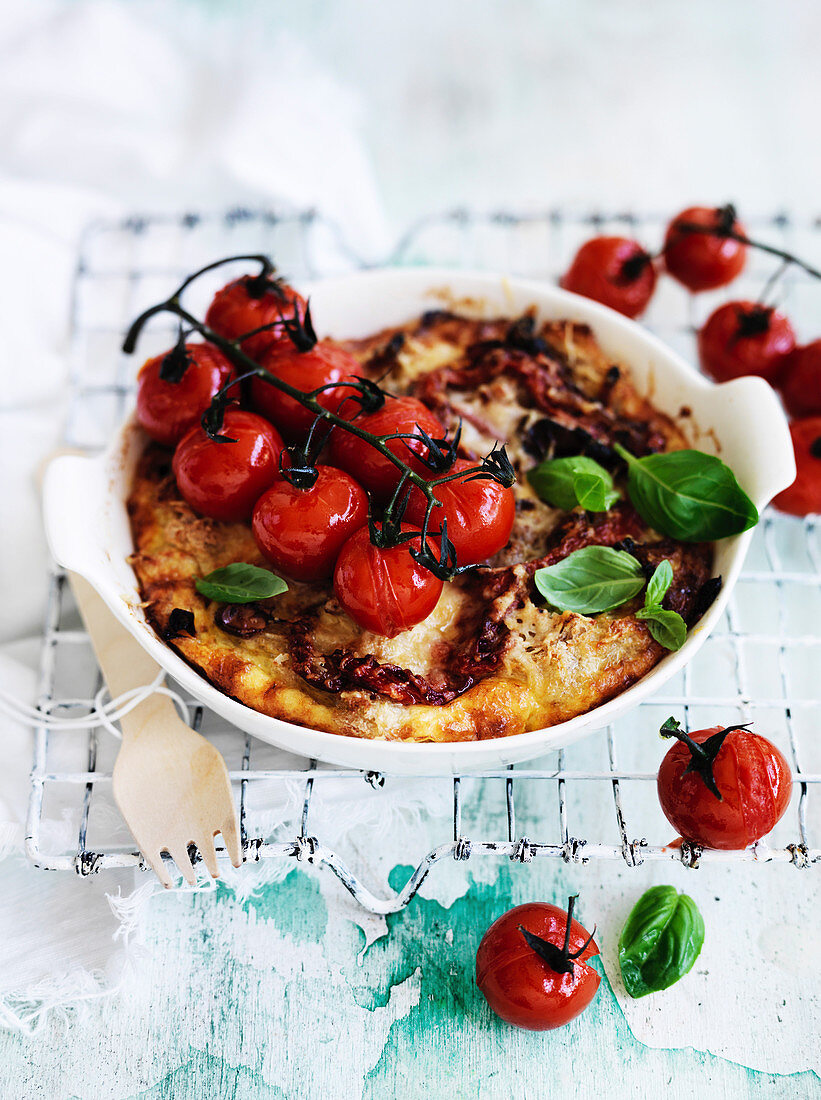 Strata mit Karamellzwiebeln, Paprika und Kirschtomaten