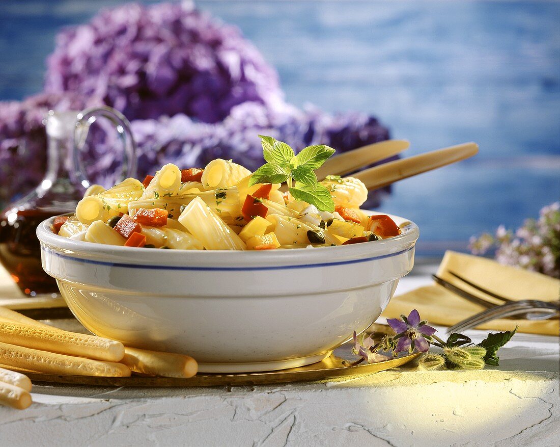 Rigatoni-Mozzarella-Salat mit Paprika & Kapern in Schüssel