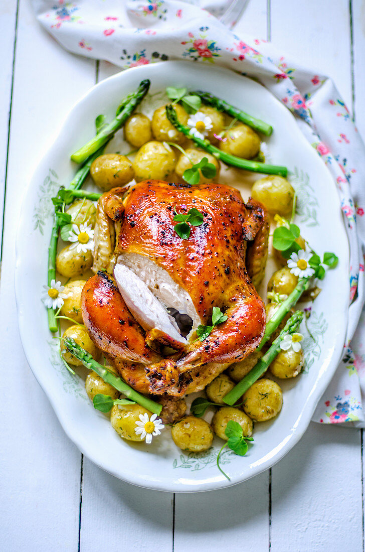 Brathähnchen mit jungen Kartoffeln und Spargel