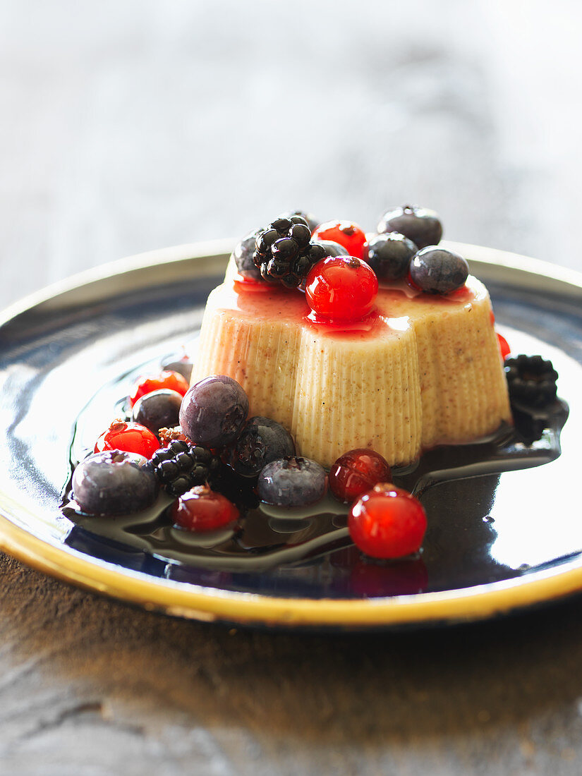 Millet and semolina pudding with berries