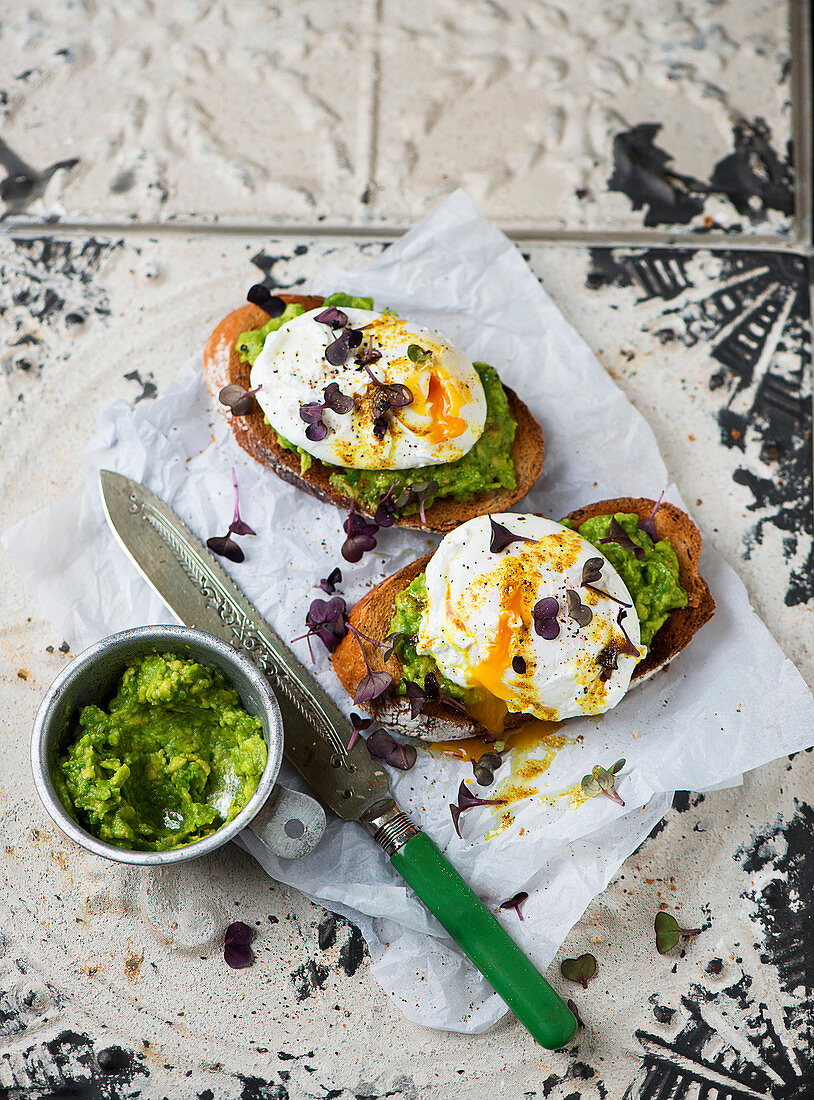 Grilled bread with avocado and egg