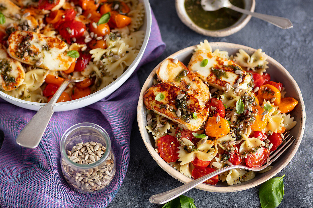 Pasta mit Pesto, Kirschtomaten und Halloumi