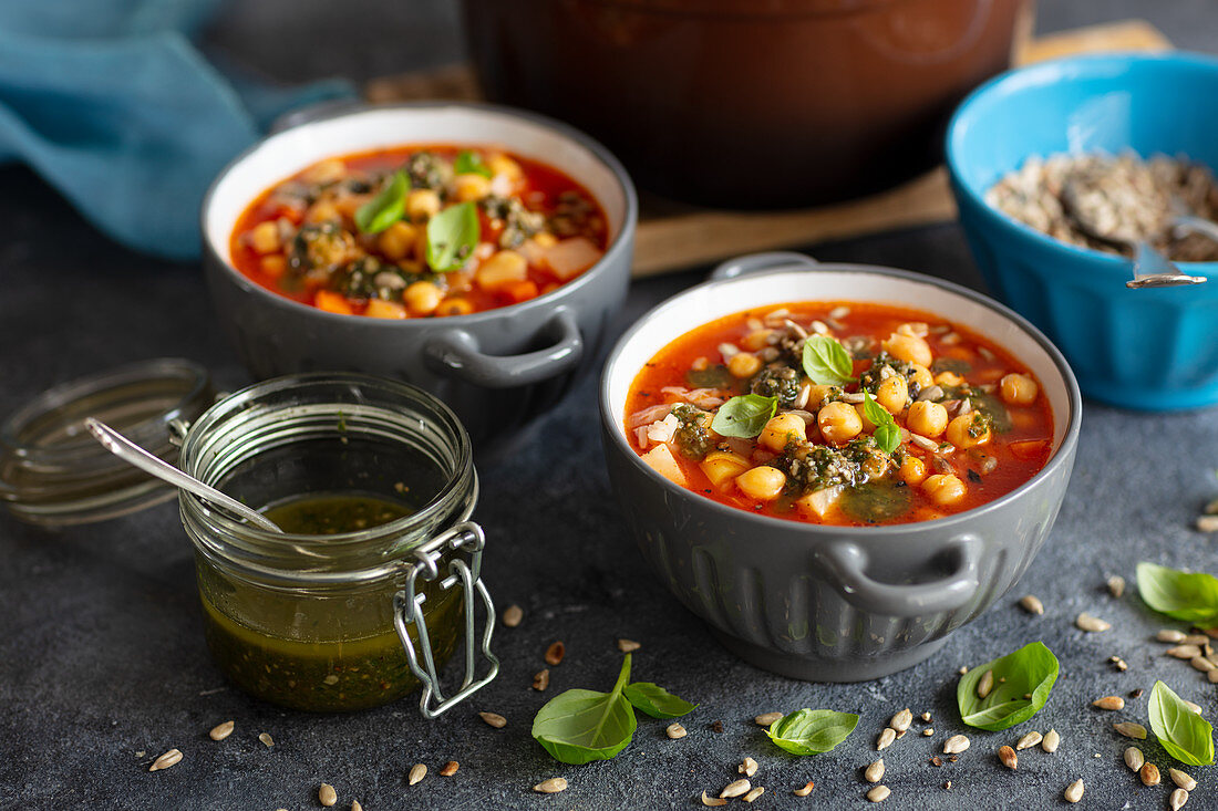 Tomatensuppe mit Kichererbsen und Pesto