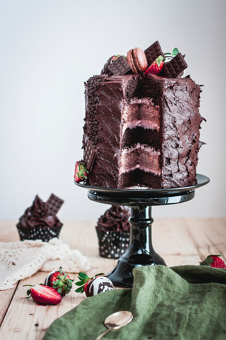 Geschichtete Schokoladen-Erdbeer-Torte