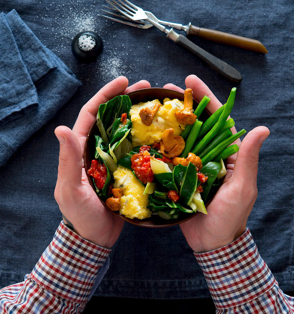 Polenta-Mangold-Bowl mit Bohnen, Tomaten und Pfifferlingen