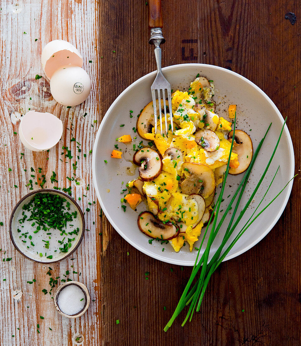 Scrambled egg with mushrooms and chives