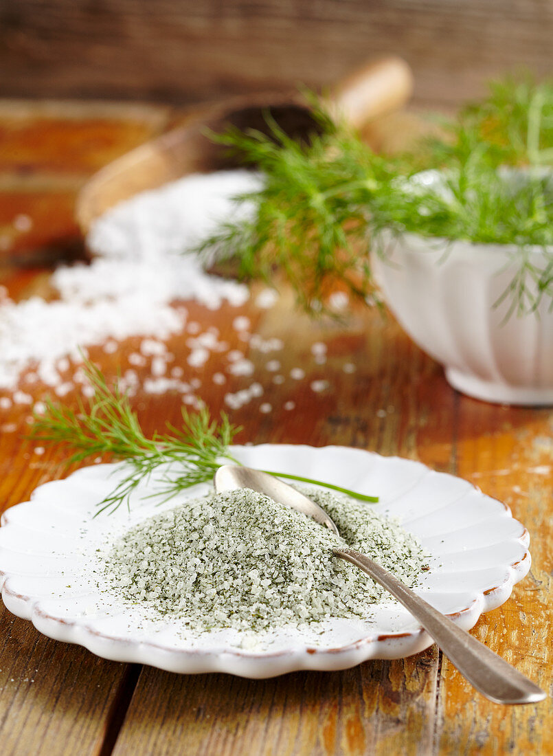 Selbstgemachtes Dill-Salz für Fisch- und Gurkengerichte