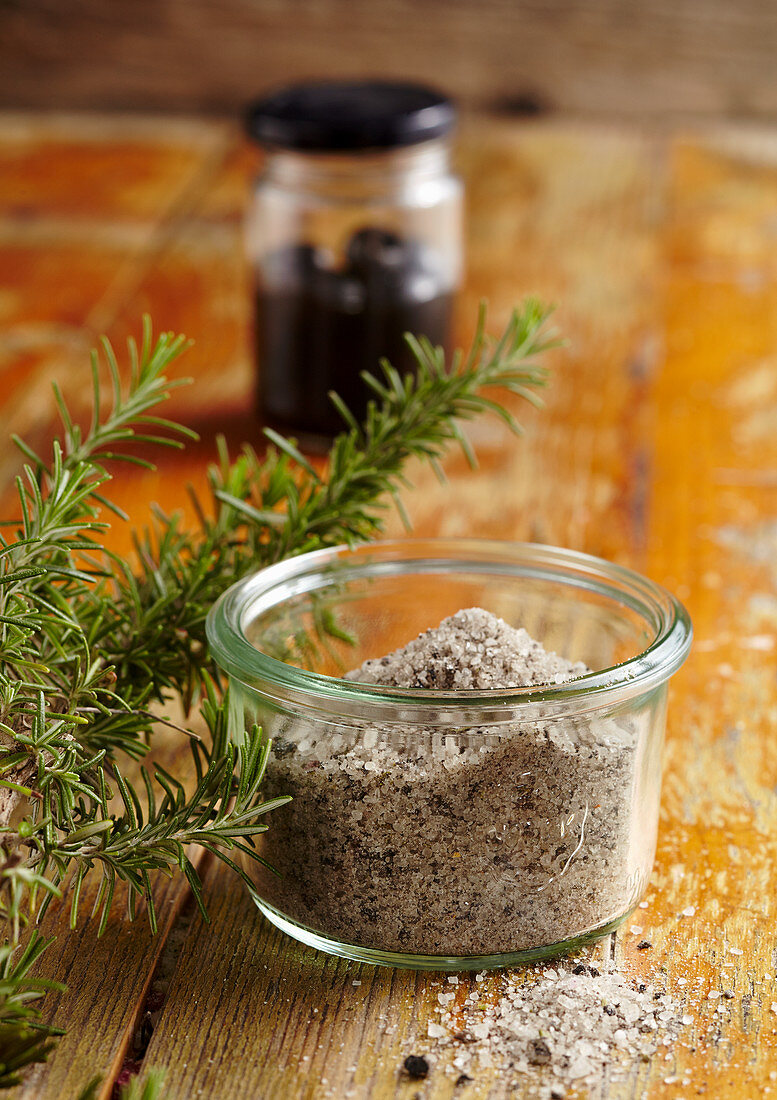 Selbstgemachtes mediterranes schwarzes Oliven-Salz mit frischem Rosmarin