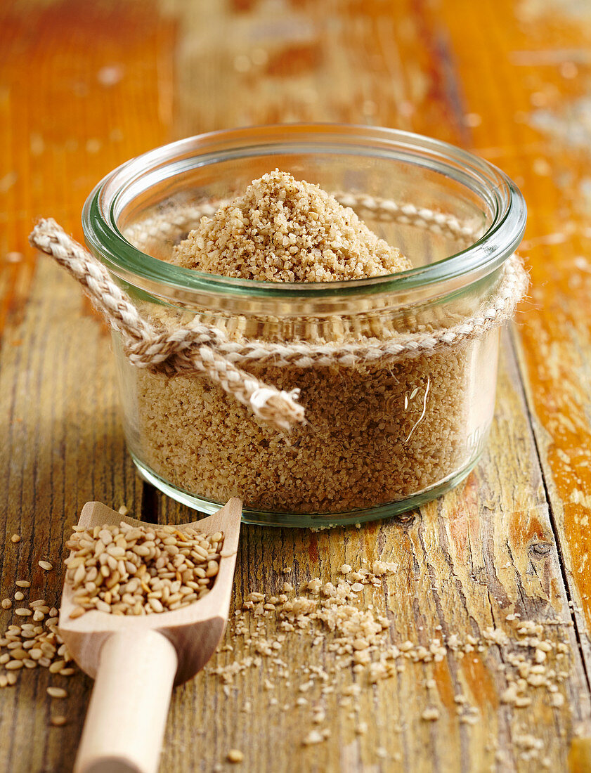 Spice mixture with sesame seeds and salt