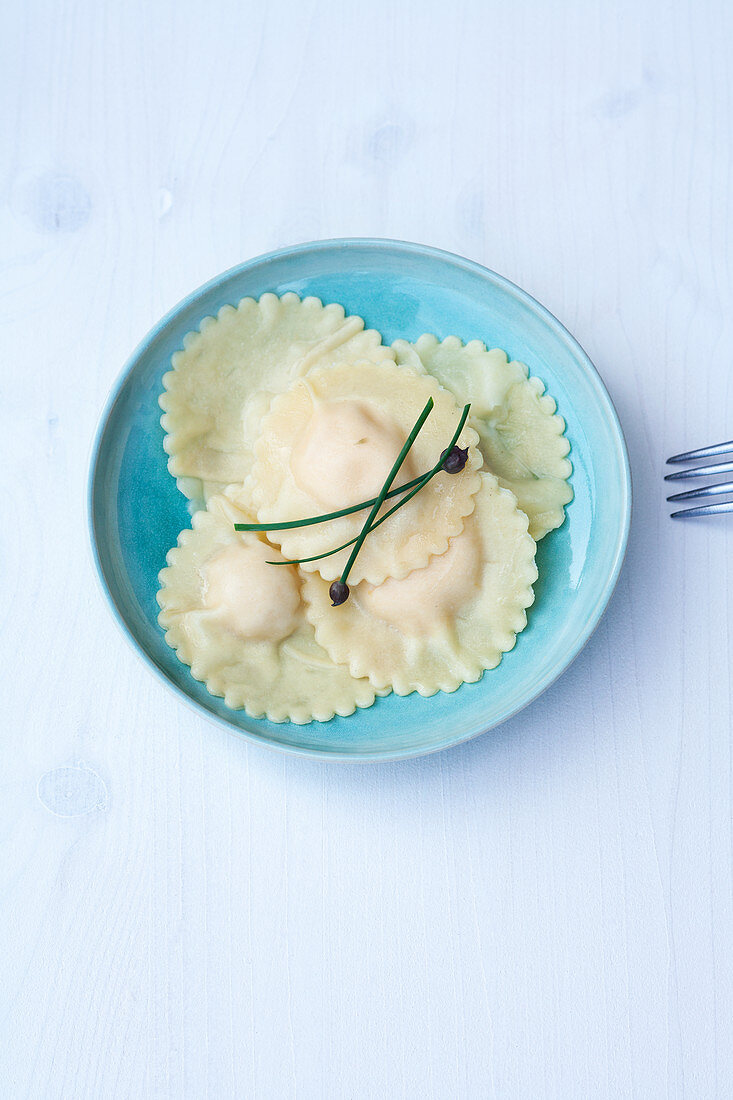 Ravioli di Salmone - Lachs-Ravioli in Schnittlauchbutter